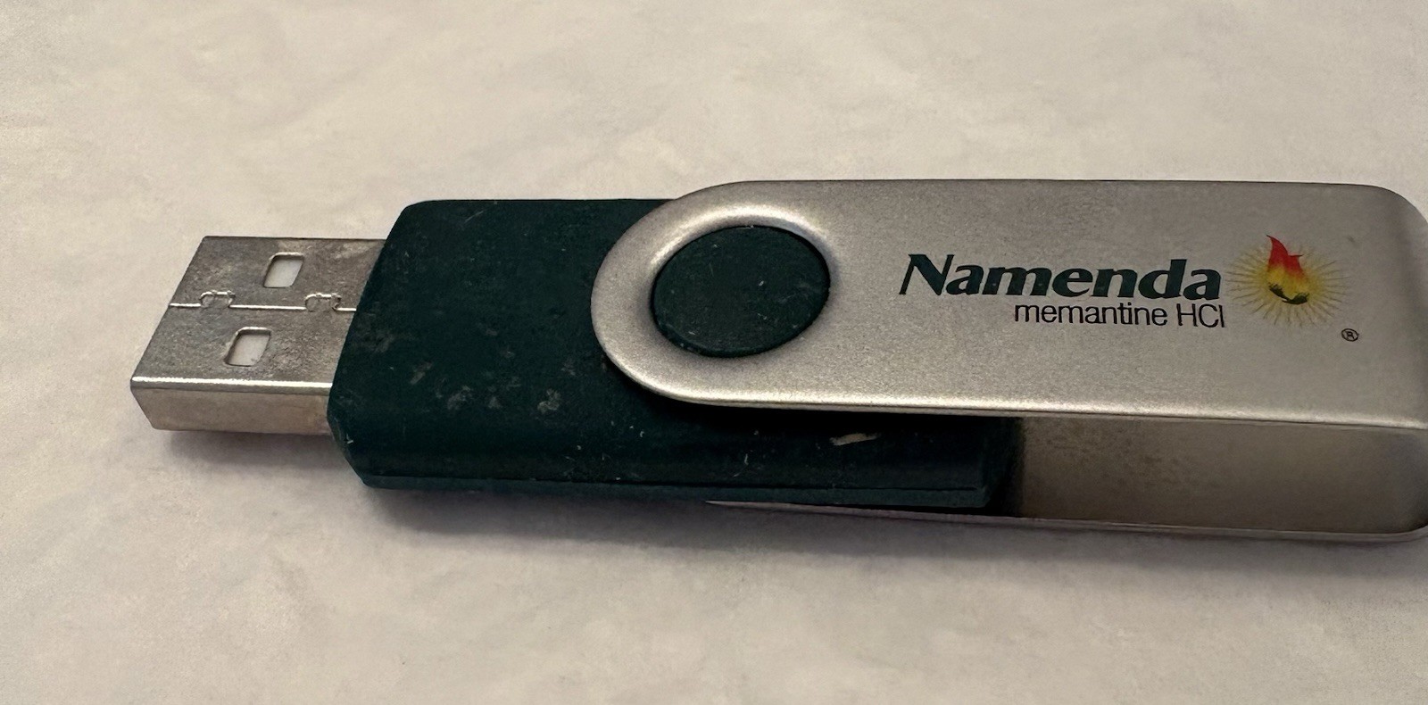 VTG NAMENDA USB FLASH DRIVE + LANYARD SET in METAL TIN PHARMA REP LOGO NEW