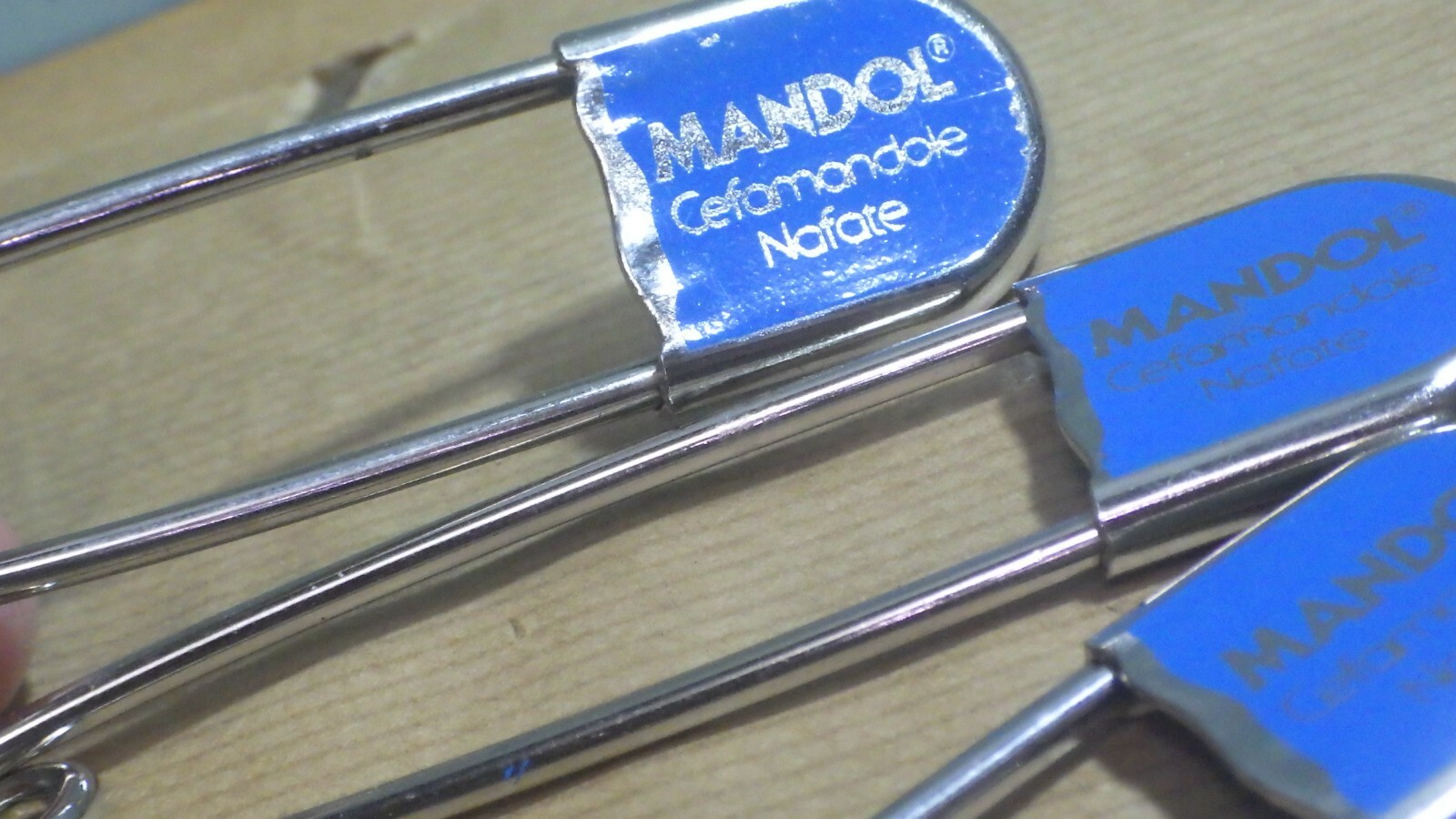 5 MANDOL Large safety Key bag Pins Vintage 1980s Antibiotic Pharmaceutical promo
