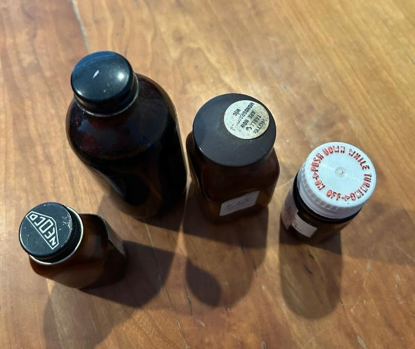 4 glass medicine bottles, Thyroid, Iodin ration, Pyridium Tri-Sulfa, Toryn Syrup