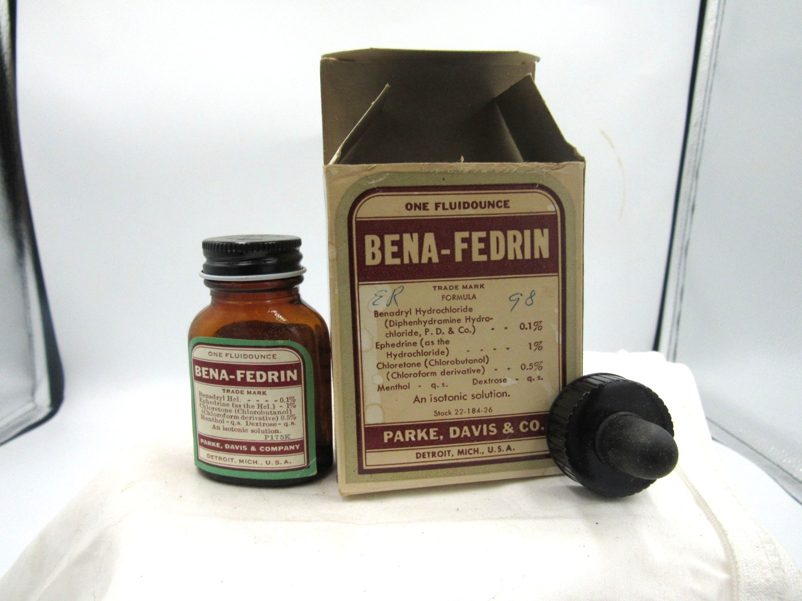 BW – 1940’s Parke, Davis & CO Bena-Fedrin Detroit Mich 2 3/4 ” Medicine bottle