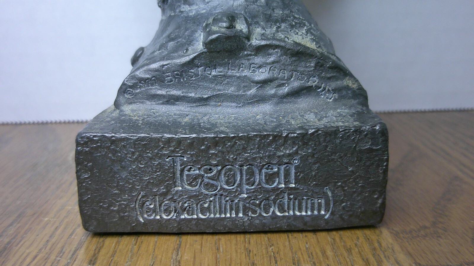 vintage 1977 The Oxford Bobby Bristol Drug Co. Tegopen promotional bust Z86
