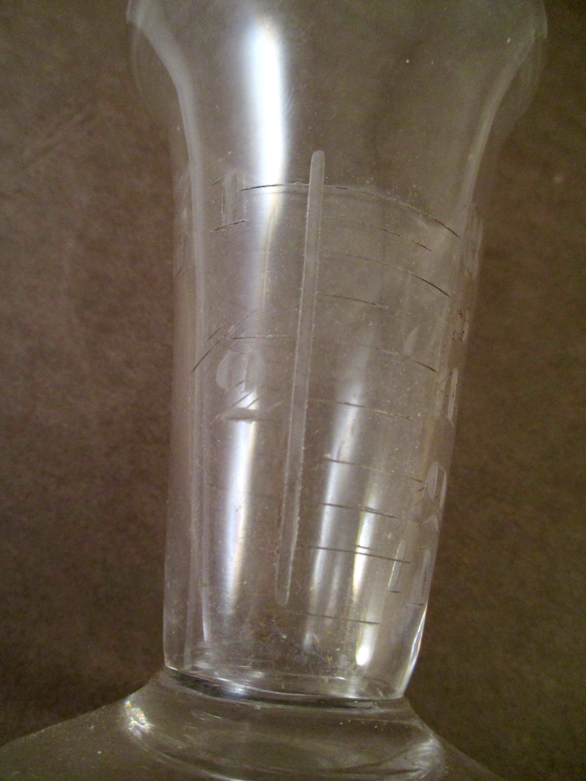 ANTIQUE Vtg ETCHED GLASS APOTHECARY FOOTED MEASURING BEAKER POUR SPOUT 3-5/8″