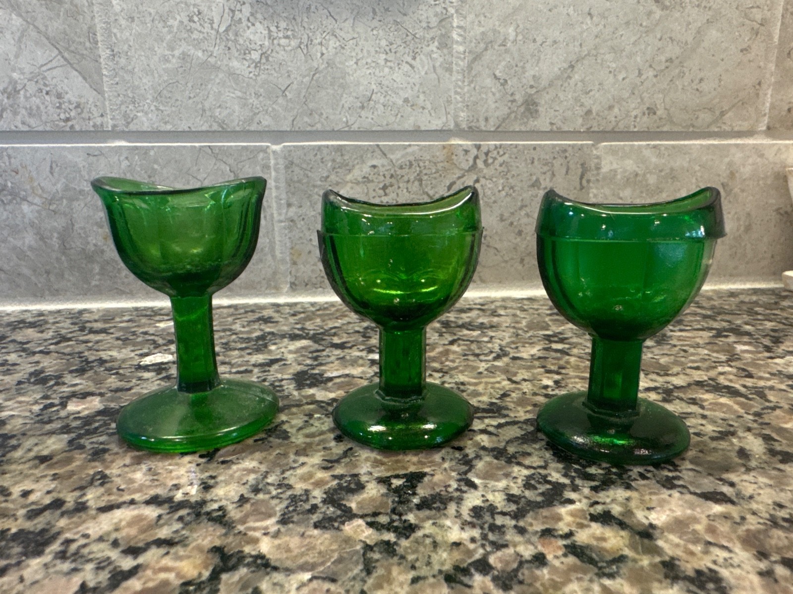Vintage Emerald Green Glass Eye Wash Cups – Set of 6 – Apothecary Eye Baths – An