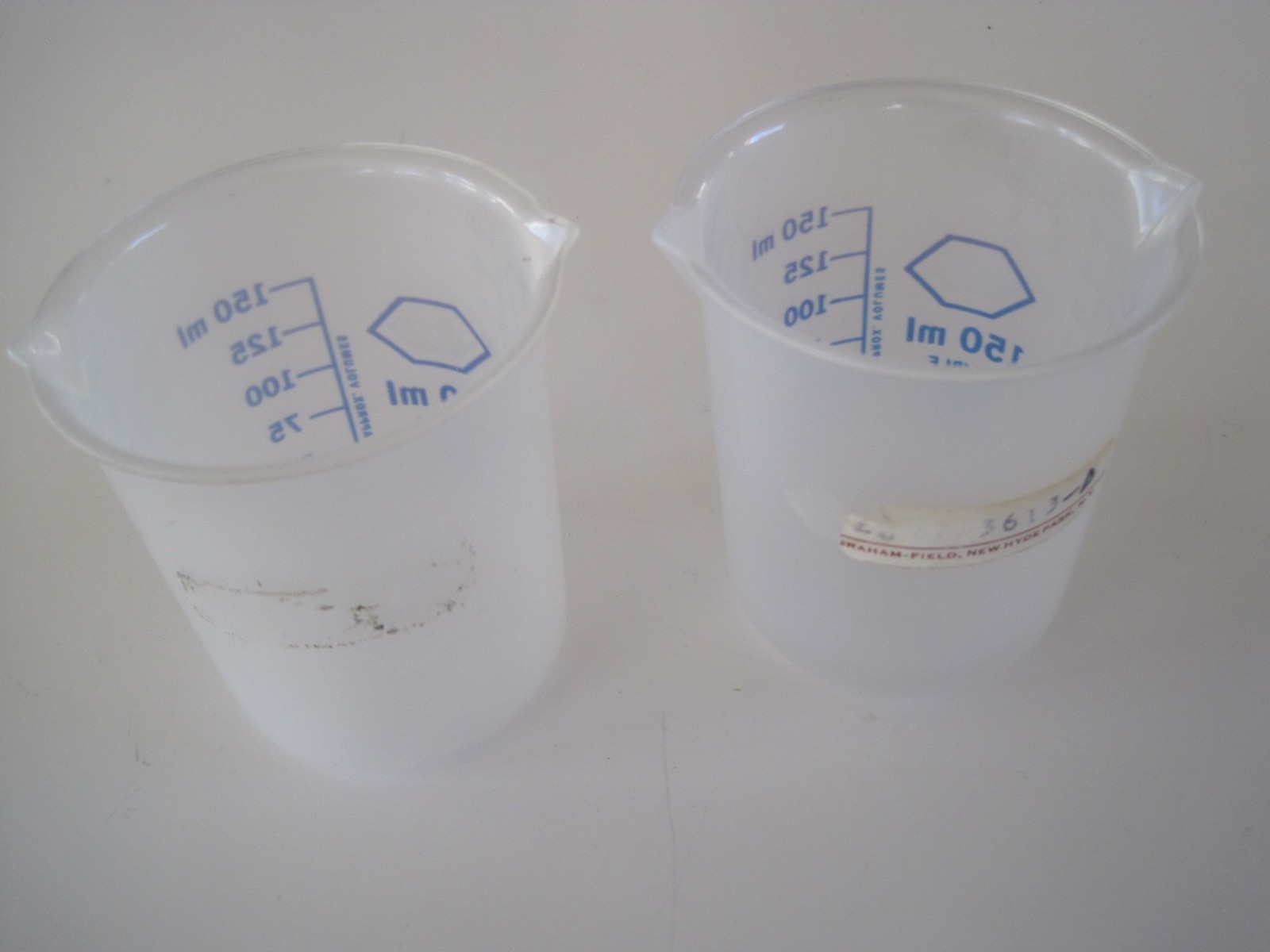 2 Plastic Liquid Beakers 150 ml Kimble