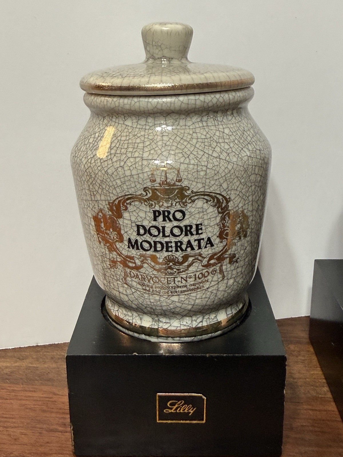 2 Vintage 1970’s Lilly Pro Dolore Moderata Apothecary Jars with Lids And Bases