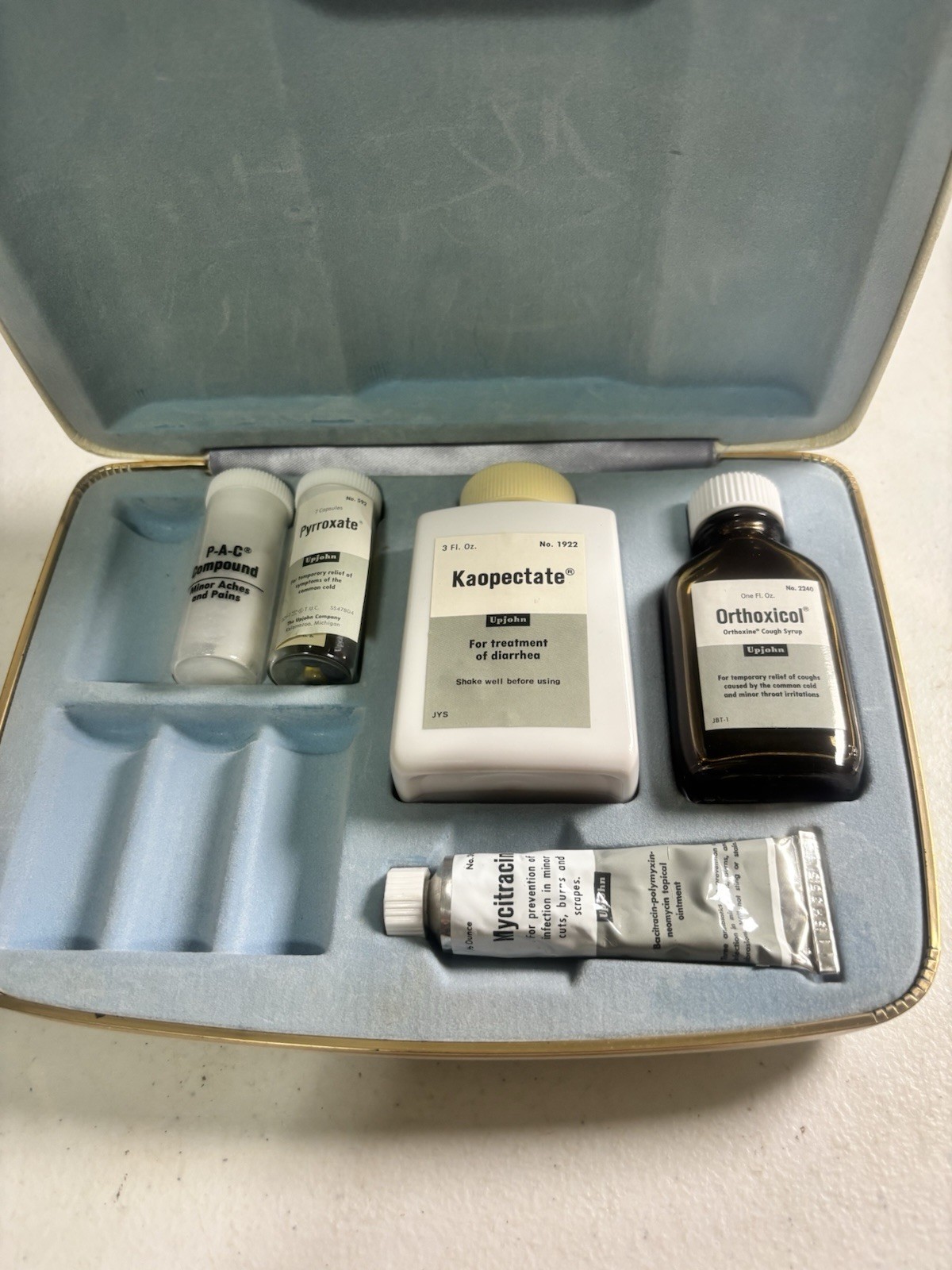 COLLECTIBLE Upjohn Traveling Salesmans Pharmacy Sample Case Incomplete