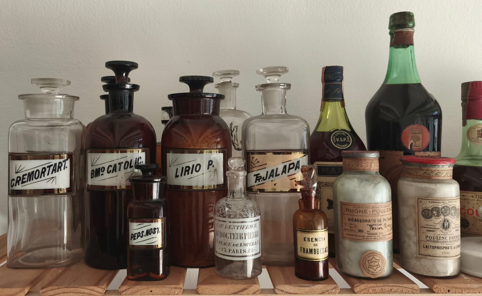 A LOT OF FOUR WT&CO AMBER PHARMACY BOTTLES! GLASS LABEL