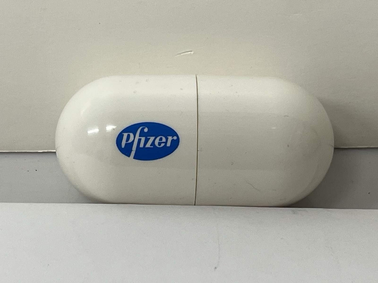 Pfizer Celebrex Drug Rep Pharmaceutical Promo Plastic Pill Shaped Box Case