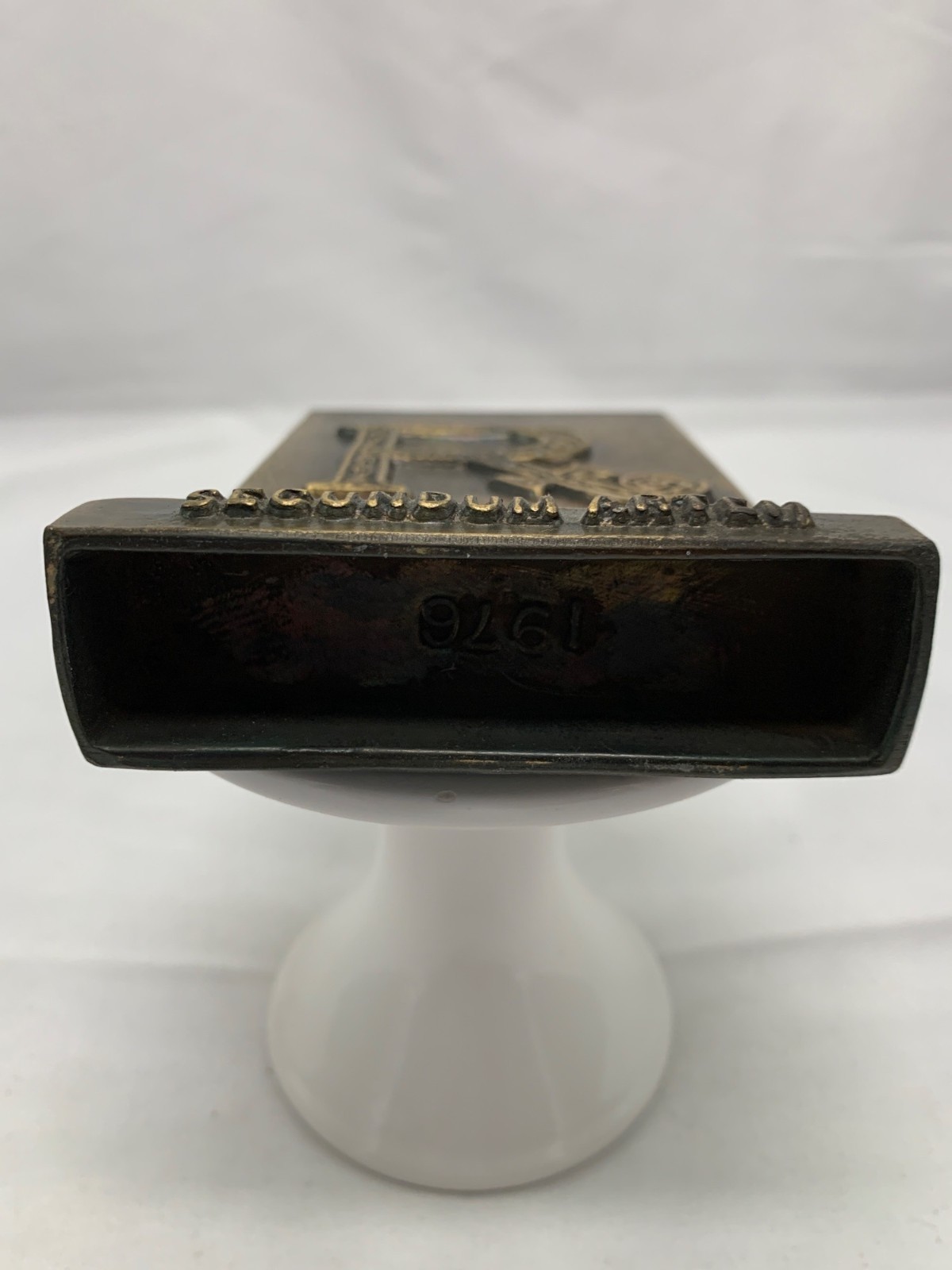 Brass Secundum Artem 1976 Plaque Paperweight With Decorative “R” Design