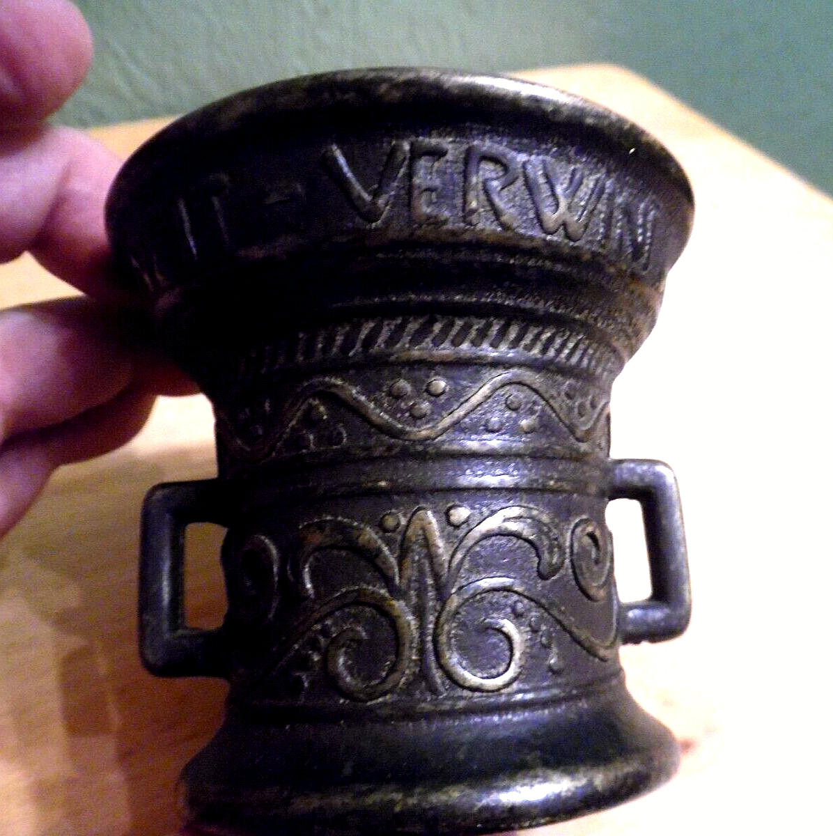 SMALL APOTHECARY DOUBLE HANDLED BRASS MORTAR WITH BRASS PESTLE