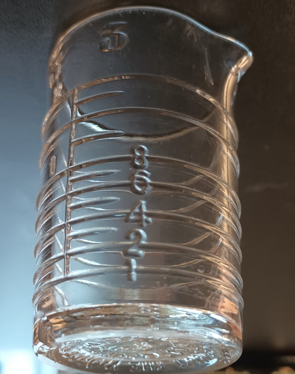 VTG 3 OZ. GLASS MEASURING BEAKER ~ 3″ High, P & H Company, Worcester, MA