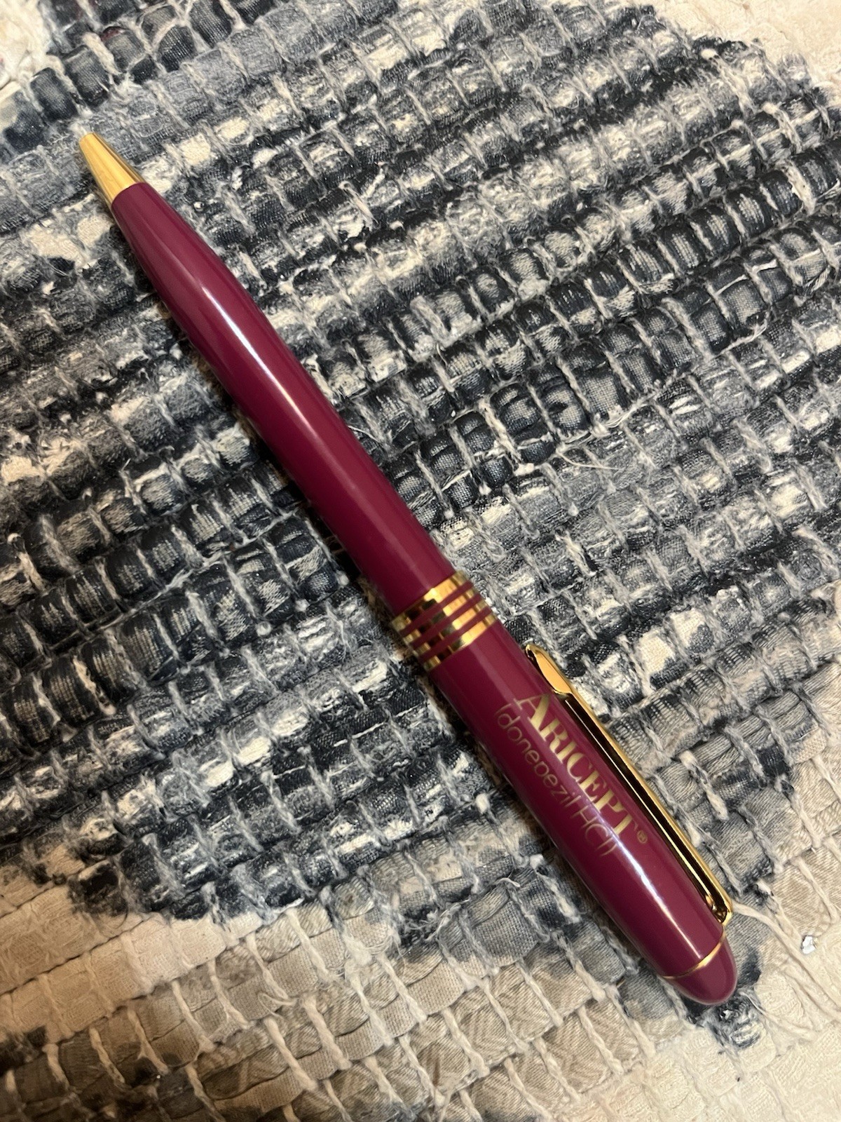 Aricept Red Maroon Gold Metal Click Pharmaceutical Drug Pen Advertising WRITES