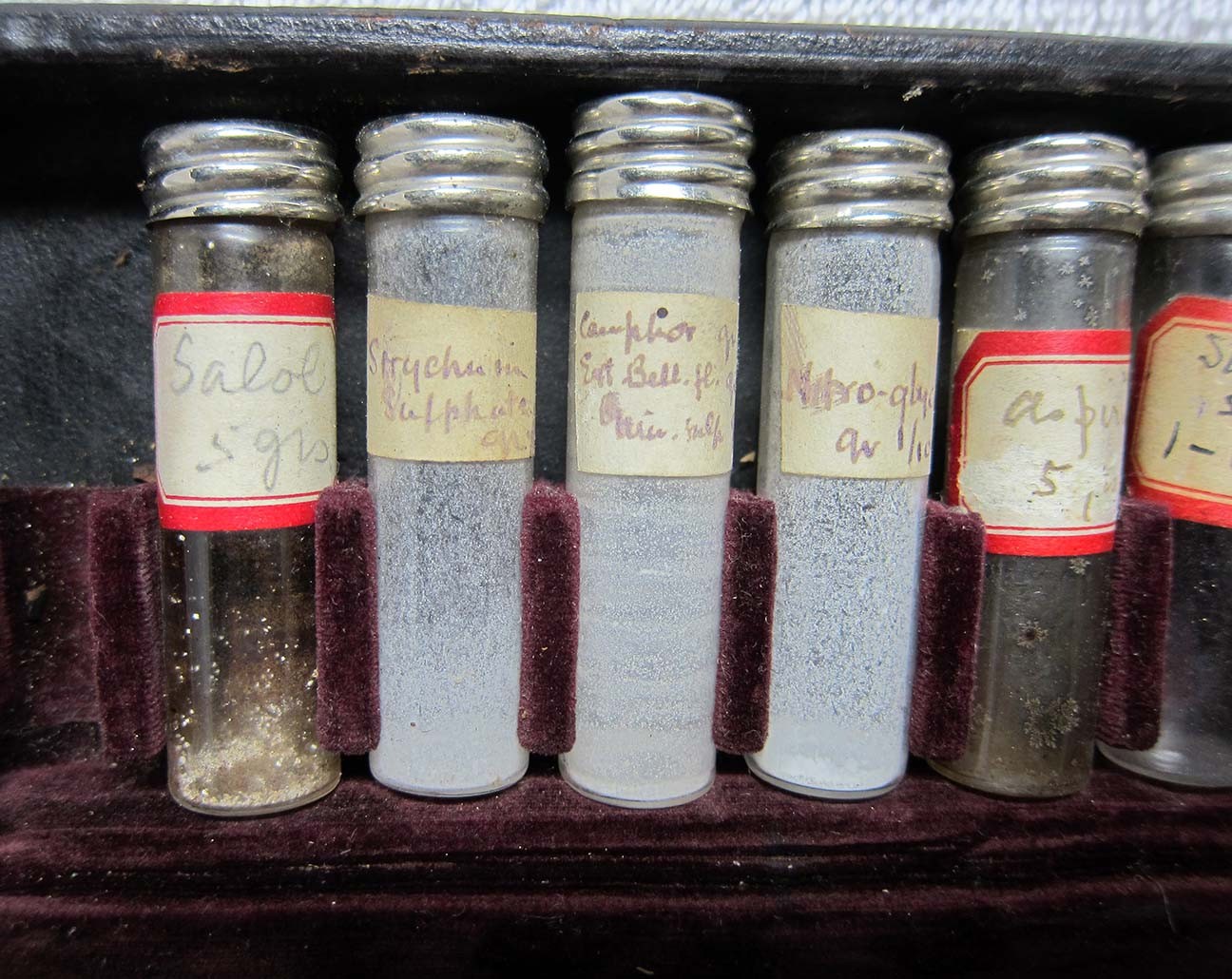 Antique 1900’s Doctor’s “House-Call” Medicine,Pharmacutical Vials Kit.Apothocary