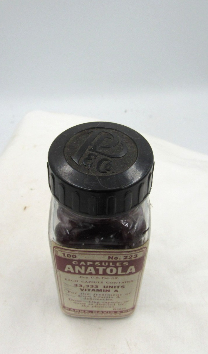 BW – 1940’s Parke, Davis & CO Capsules Anatola Detroit 3 1/2 ” Medicine bottle