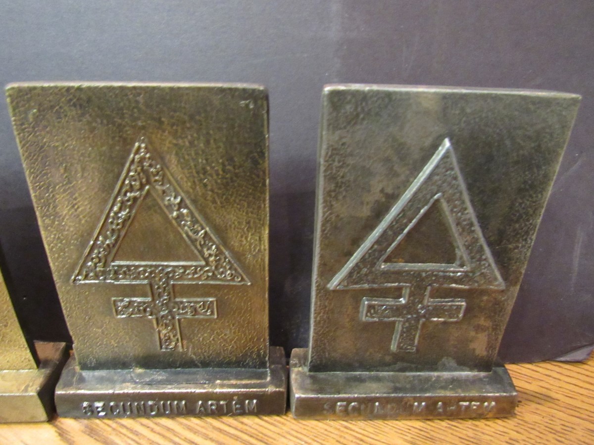 7 VINTAGE SCHERING BRASS APOTHECARY PHARMACY PLAQUES SECUNDUM ARTEM (EZS001172)
