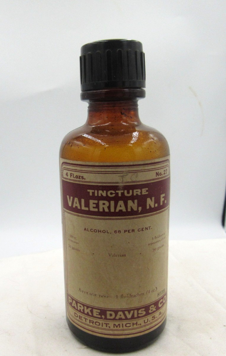 BW – 1940’s Parke, Davis & Co Detroit Mich Valerian 5 1/4″ Amber Medicine bottle