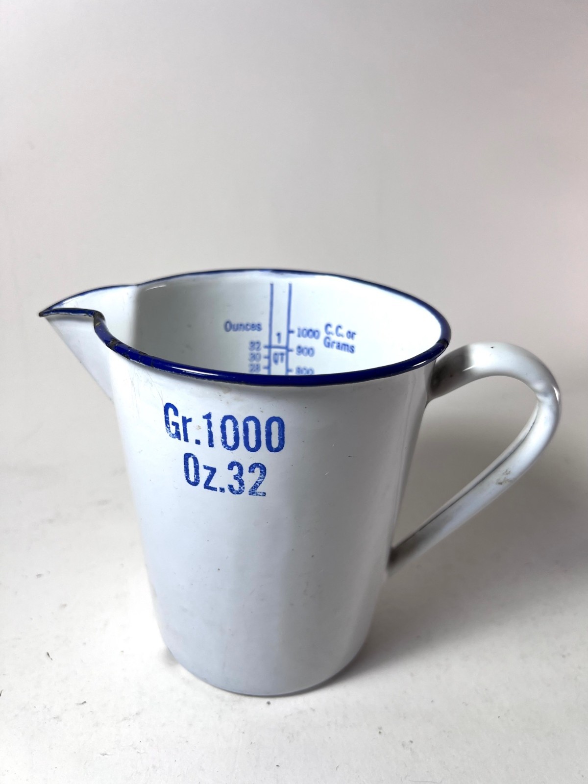 Vintage White Enamelware/Blue Medical Measuring Pitcher Cup – Gr. 1000 Oz 32