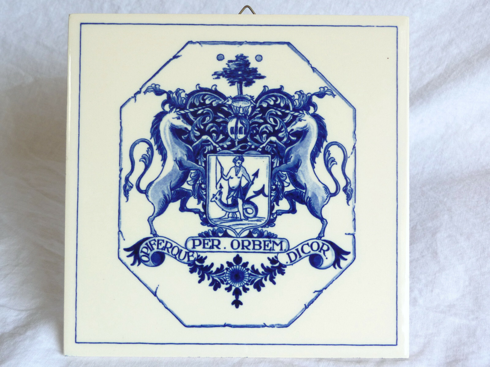 1981 BURROUGHS WELLCOME Pill Tile LONDON APOTHECARY’S CREST Delft Holland B-688