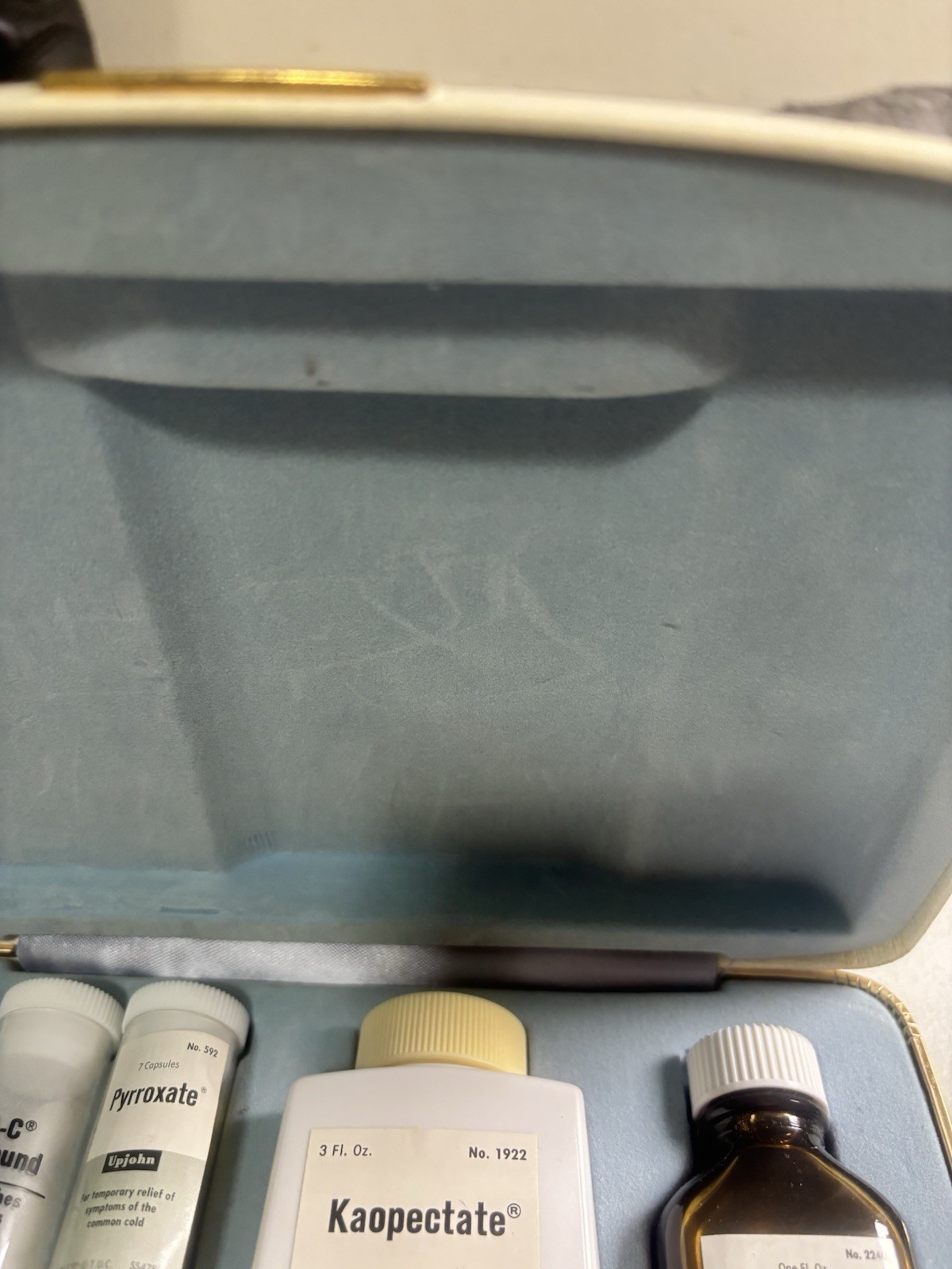 COLLECTIBLE Upjohn Traveling Salesmans Pharmacy Sample Case Incomplete
