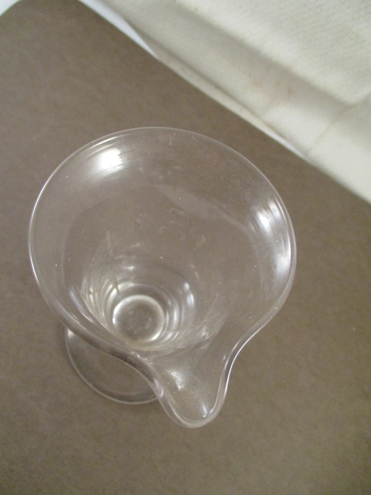 ANTIQUE Vtg ETCHED GLASS APOTHECARY FOOTED MEASURING BEAKER POUR SPOUT 3-5/8″