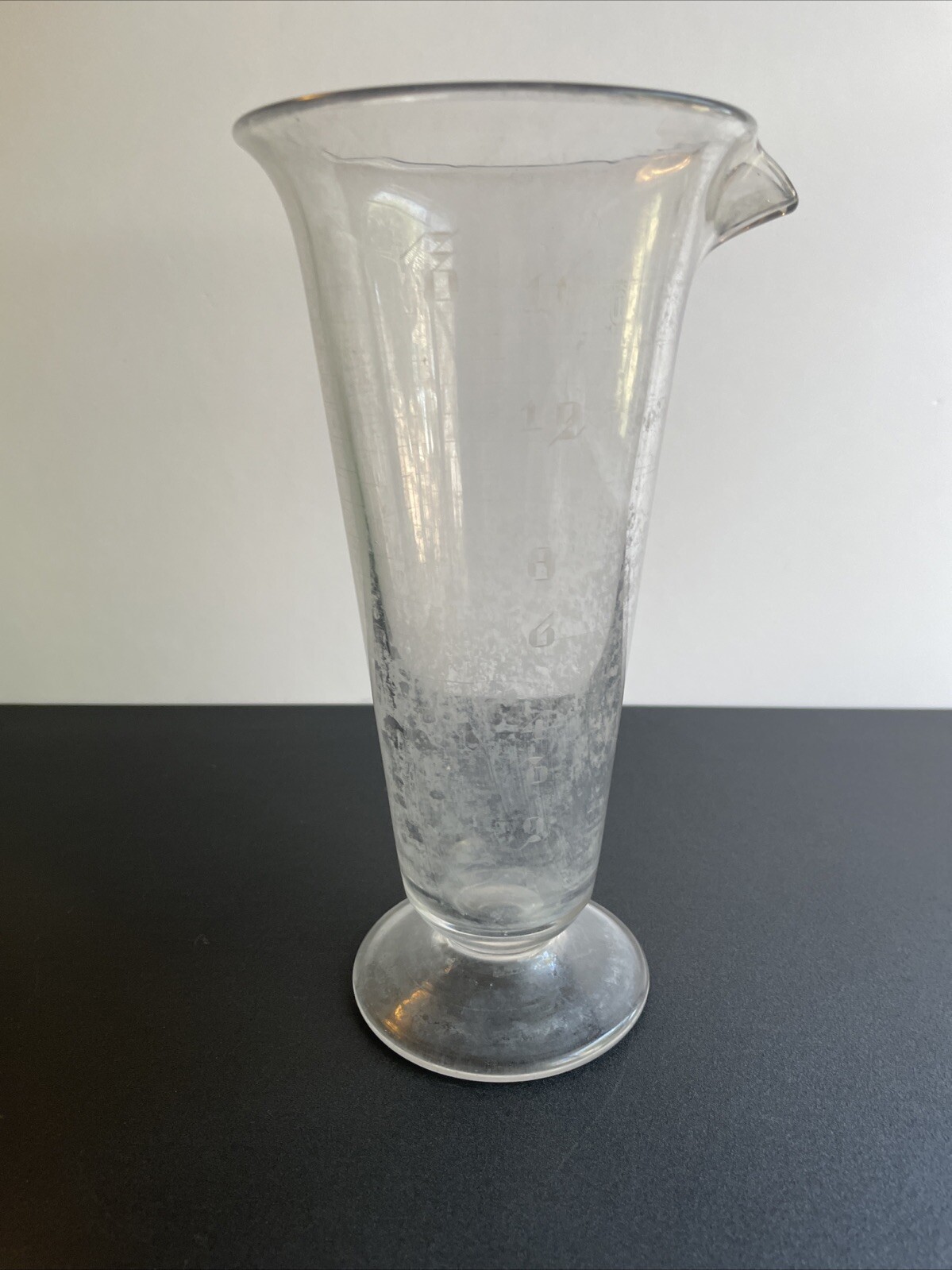 Vintage TD Glass 16 oz Graduated Apothecary Measuring Beaker Spouted Pouring