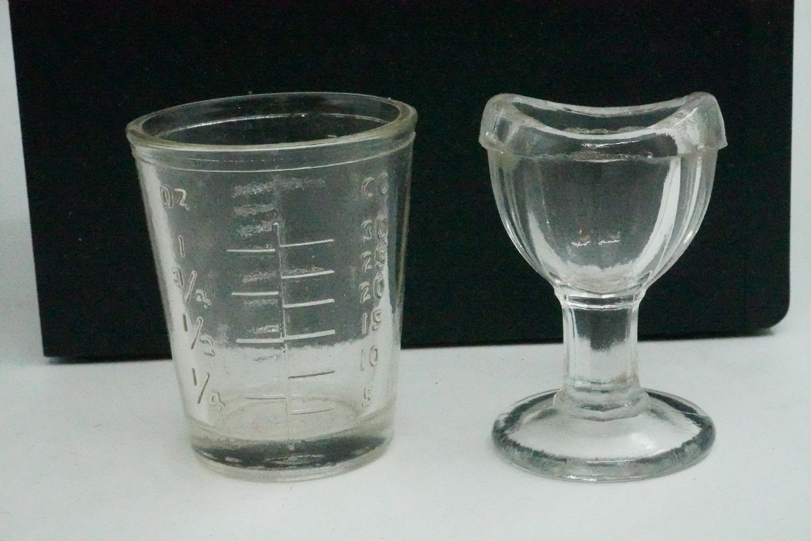 Pair of Apothecary Dose Measurement Glass Cup Eyewash 2