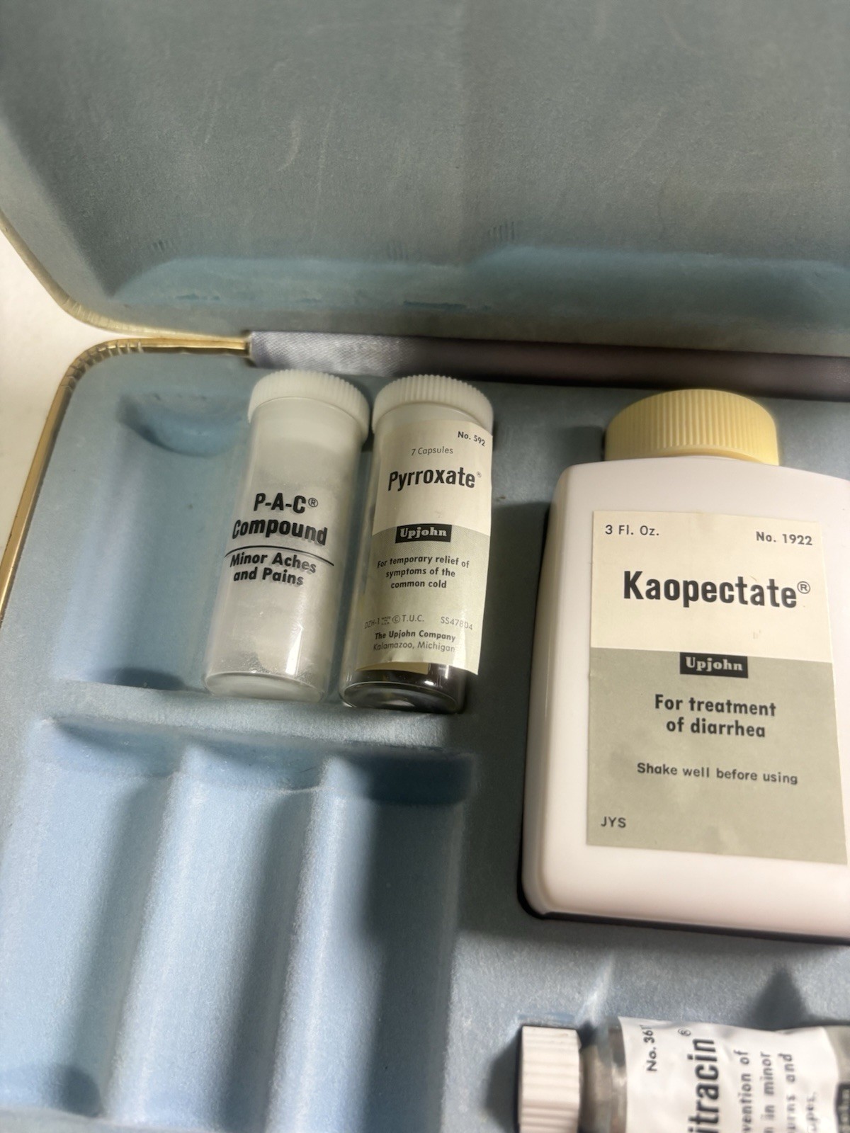 COLLECTIBLE Upjohn Traveling Salesmans Pharmacy Sample Case Incomplete