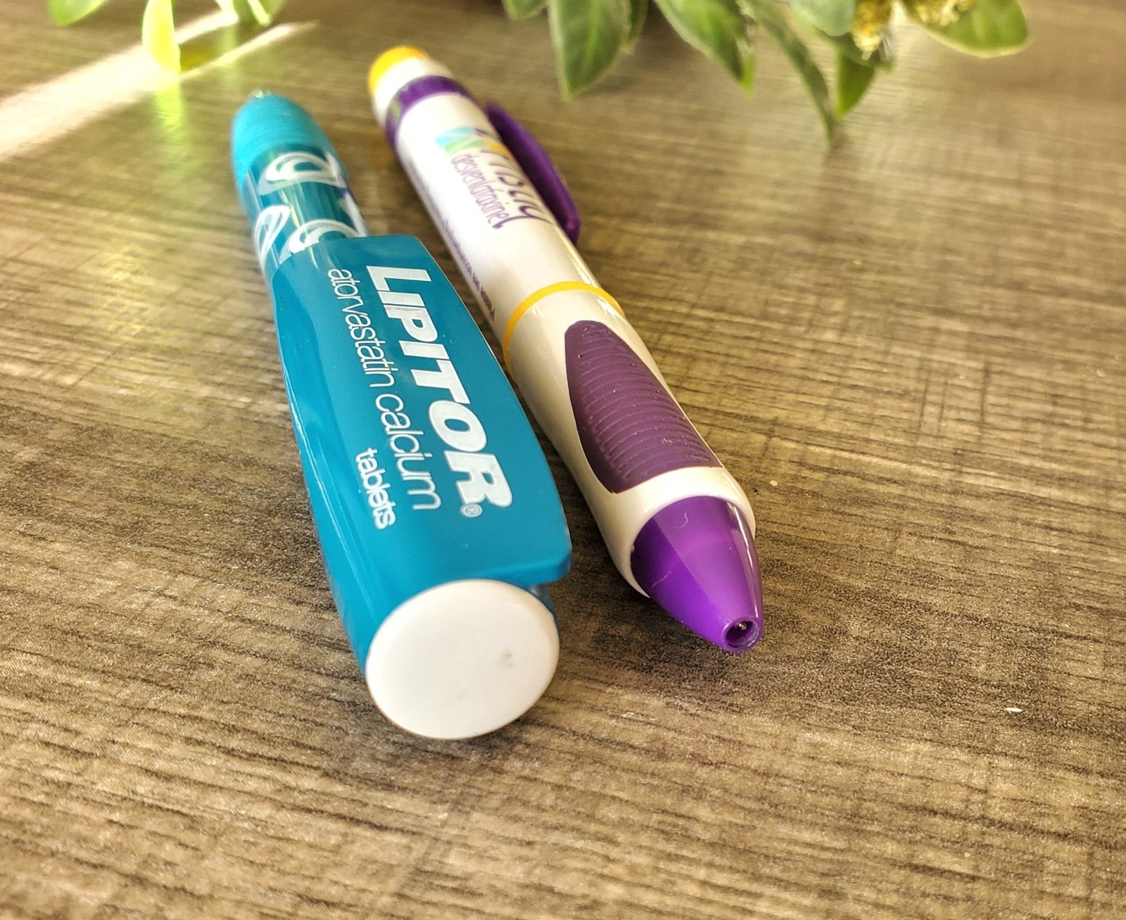 Set of 2 Drug Rep Pens – Lipitor – Pristiq – both discontinued- pharmaceutical