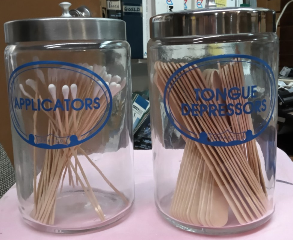 SET OF GLASS SUNDRY JARS TYPICALLY USED IN MEDICAL AND DENTAL OFFICE DECORATIONS