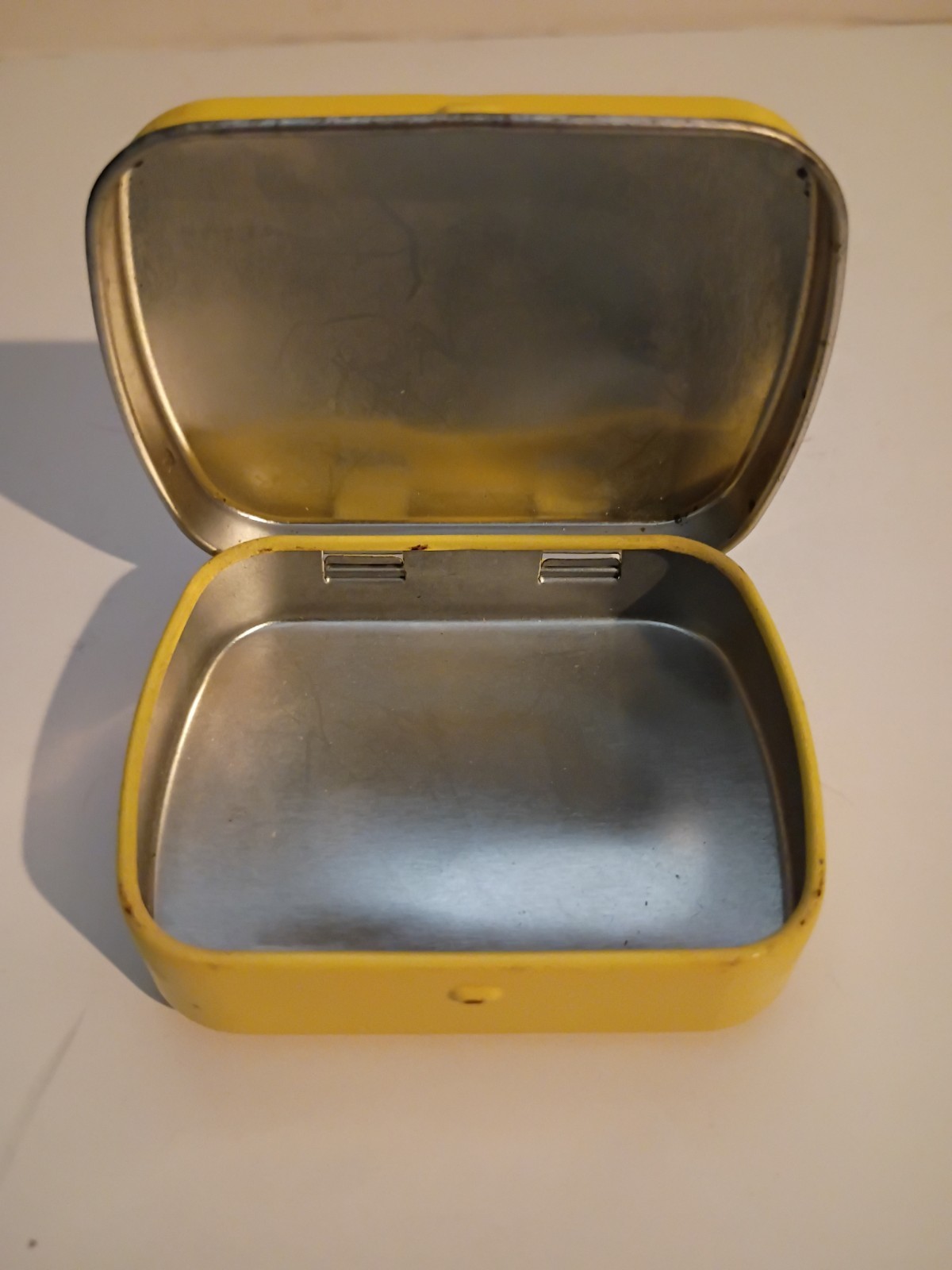 Vintage Avelox Yellow Advertiseing Hinged Tin Metal Mint Box 2.5″ x 2″ x .75″