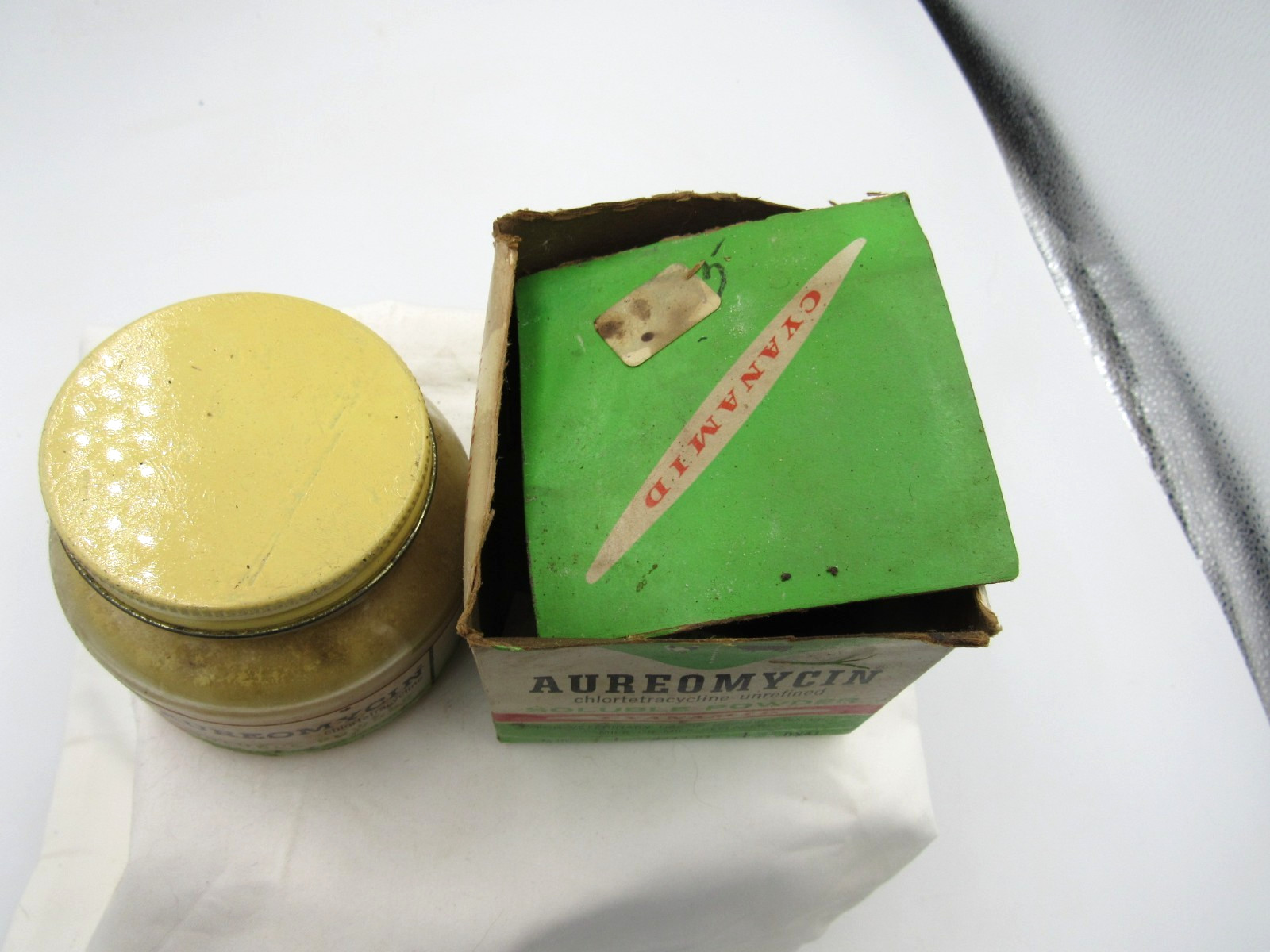 1940’s Aureomycin Veterinary Farm Powder Princeton NJ 3″ Clear Medicine jar