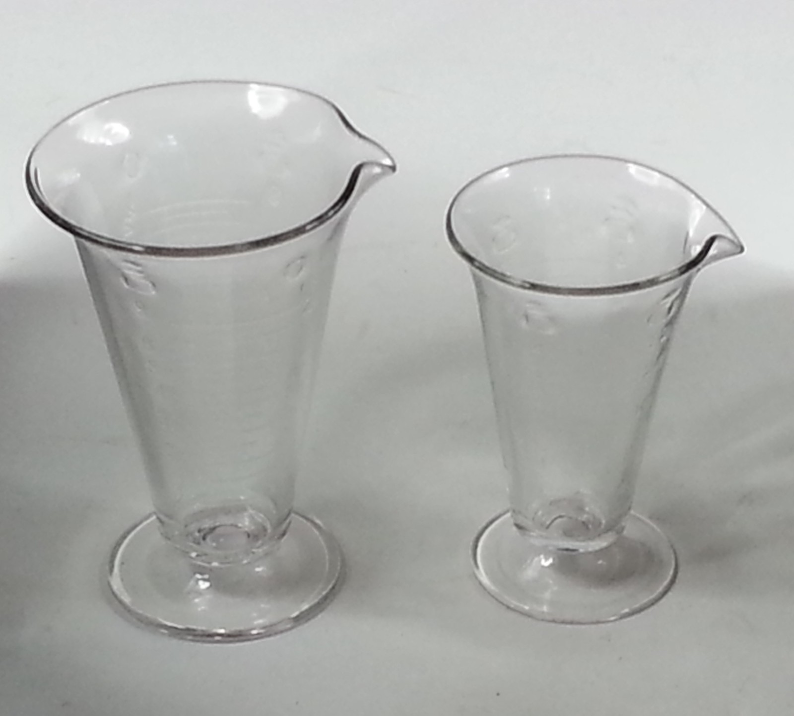 2 Piece Apothecary Clear Medical Measuring Beakers