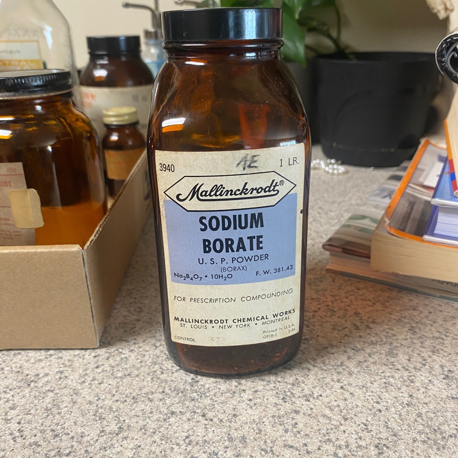Vintage Mallinckrodt Sodium Borate Amber Glass Apothecary Bottle 1lb 1954 6.5in