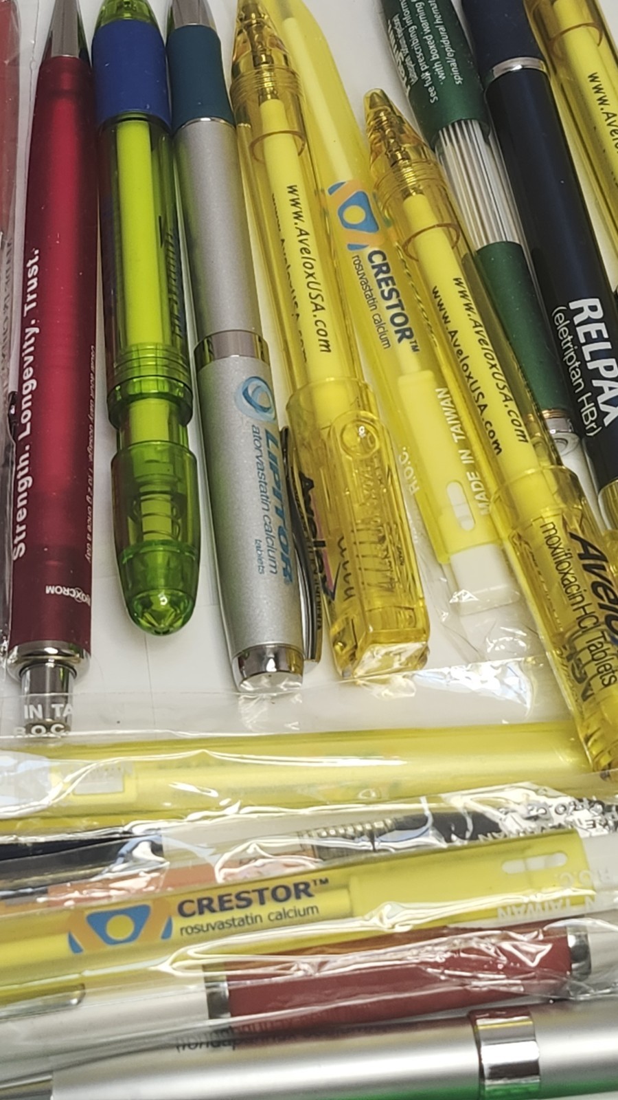 Lot of 30 Metal and Plastic Pharmaceutical Drug Rep Pens Medical Collectibles