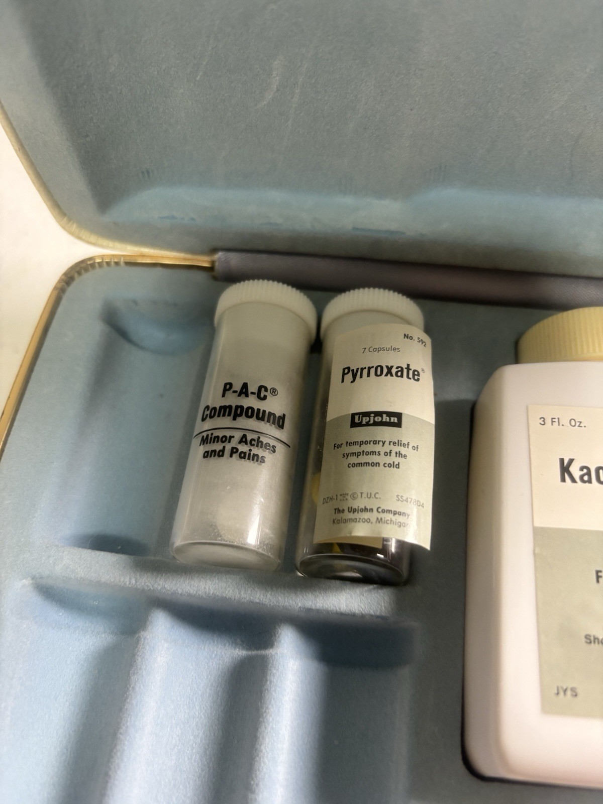 COLLECTIBLE Upjohn Traveling Salesmans Pharmacy Sample Case Incomplete