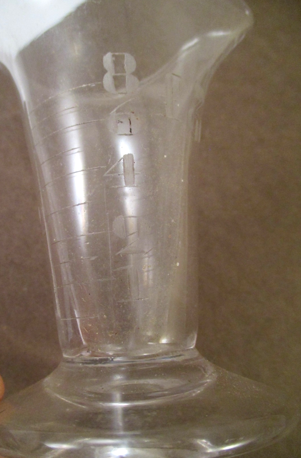 ANTIQUE Vtg ETCHED GLASS APOTHECARY FOOTED MEASURING BEAKER POUR SPOUT 3-5/8″
