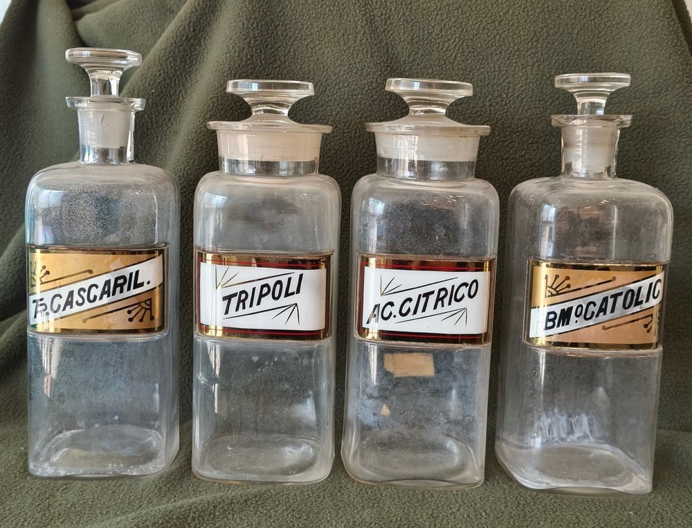 A LOT OF FOUR WT&CO CLEAR GLASS PHARMACY BOTTLES.GLASS LABELS