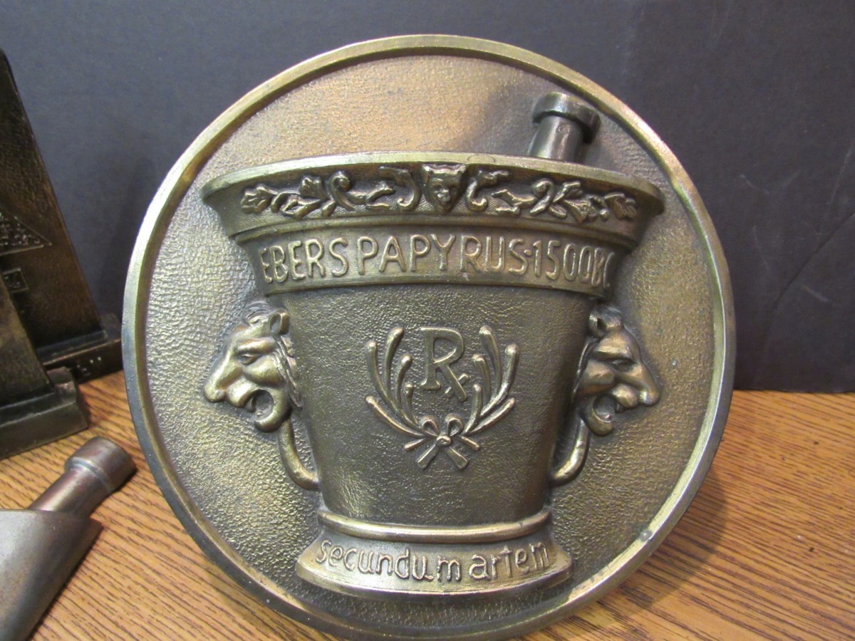 7 VINTAGE SCHERING BRASS APOTHECARY PHARMACY PLAQUES SECUNDUM ARTEM (EZS001172)