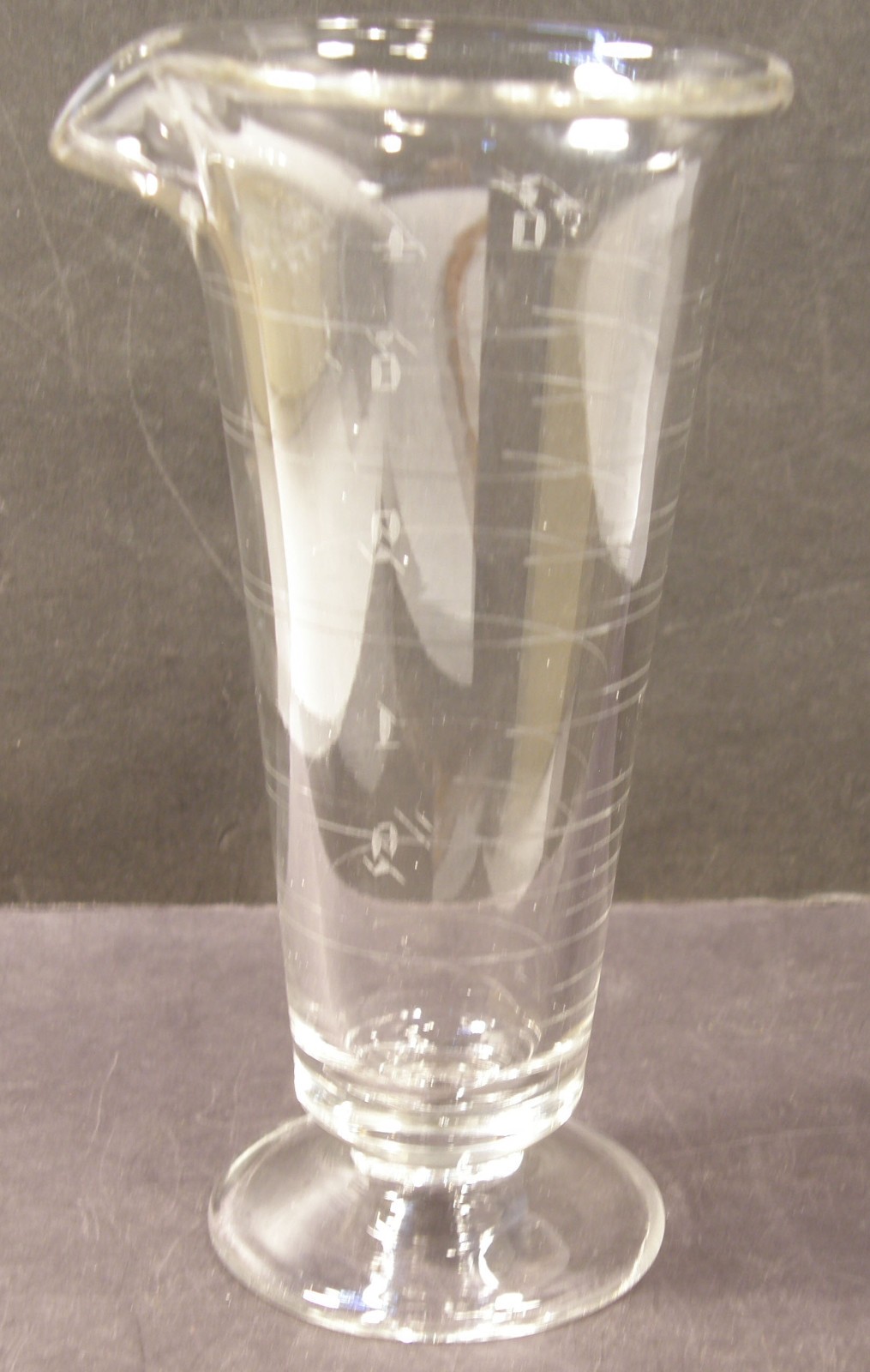 VINTAGE GLASCO CLEAR GLASS ETCHED FOOTED MEASURING POURING BEAKER APOTHECARY LAB