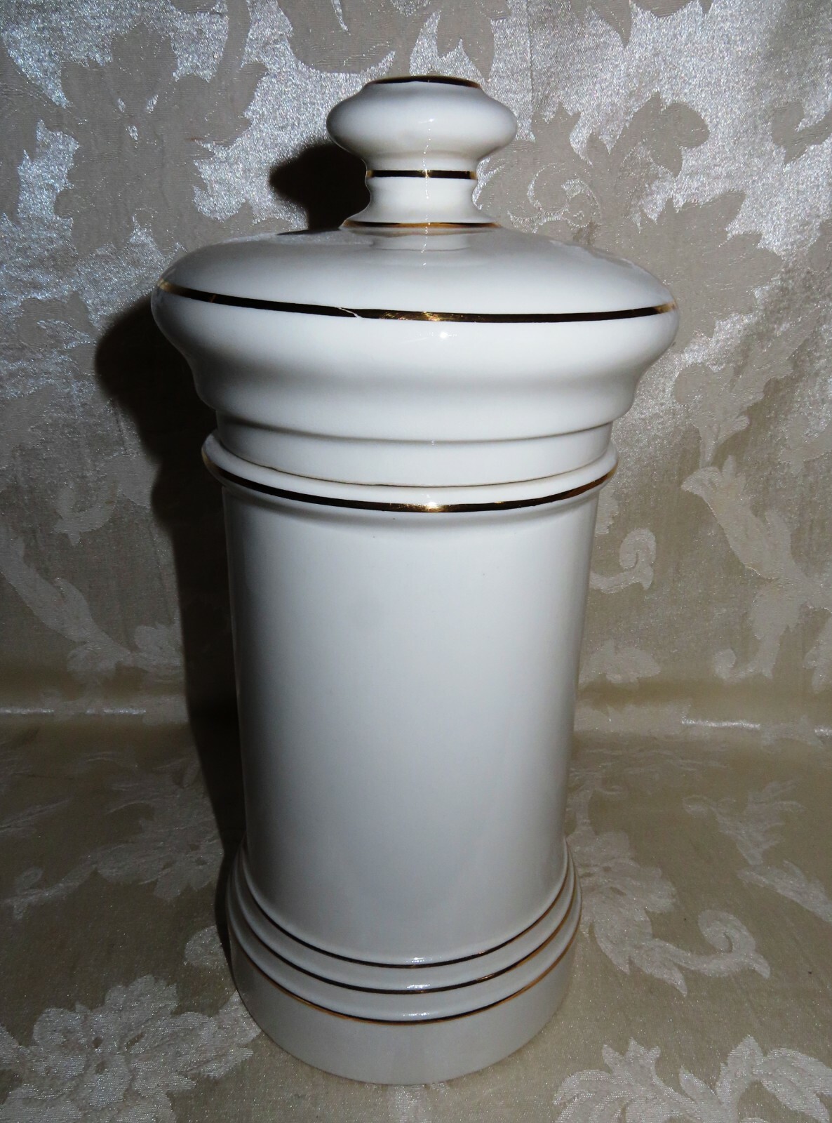 Apothecary Jar “Foliae Uva Ursi” Mid 1900’s Fine Porcelain 11.5 ” Height
