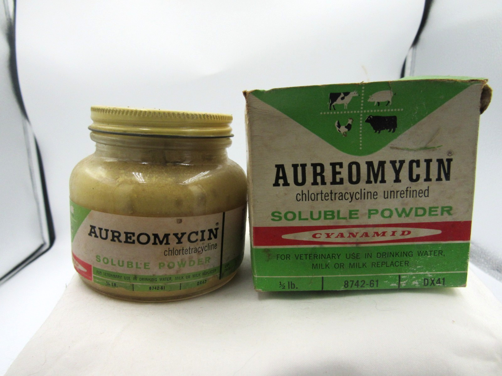 1940’s Aureomycin Veterinary Farm Powder Princeton NJ 3″ Clear Medicine jar