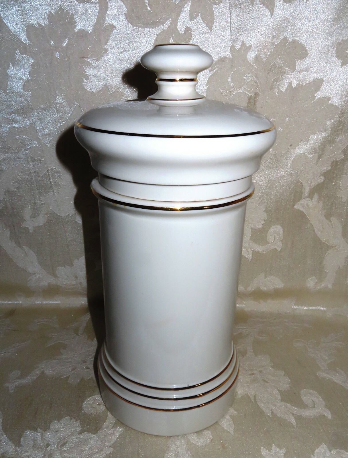Apothecary Jar “Oleatum Veratrinae” Mid 1900’s Fine Porcelain 11.5 ” Height