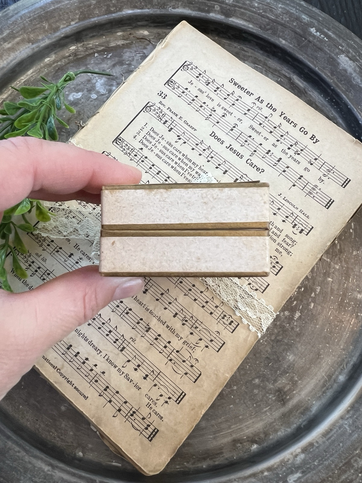 Vintage 1949 Finney’s Drug Store Pill Box Filled With Vintage Sewing Needles