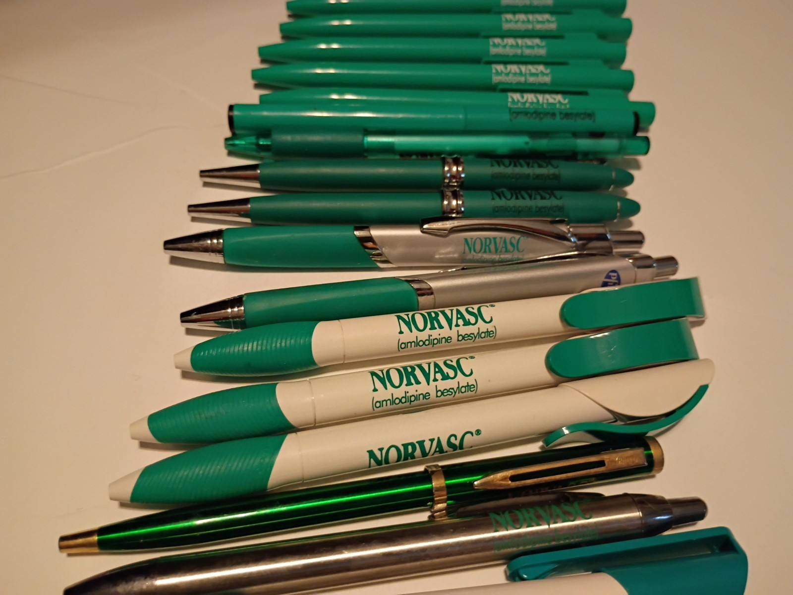 Variety Pen Pharmaceutical Drug Rep Lot of 32 Flomax, Ambien, Norvasc, Diflucan