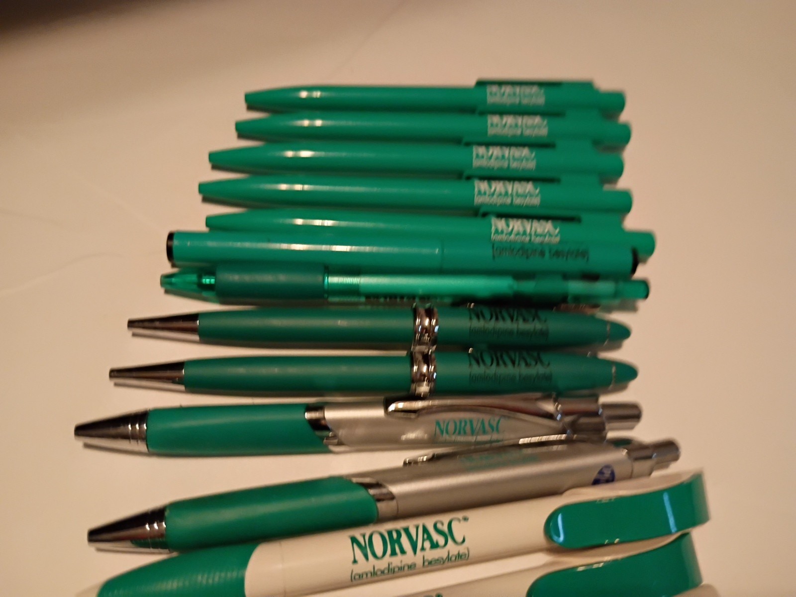 Variety Pen Pharmaceutical Drug Rep Lot of 32 Flomax, Ambien, Norvasc, Diflucan