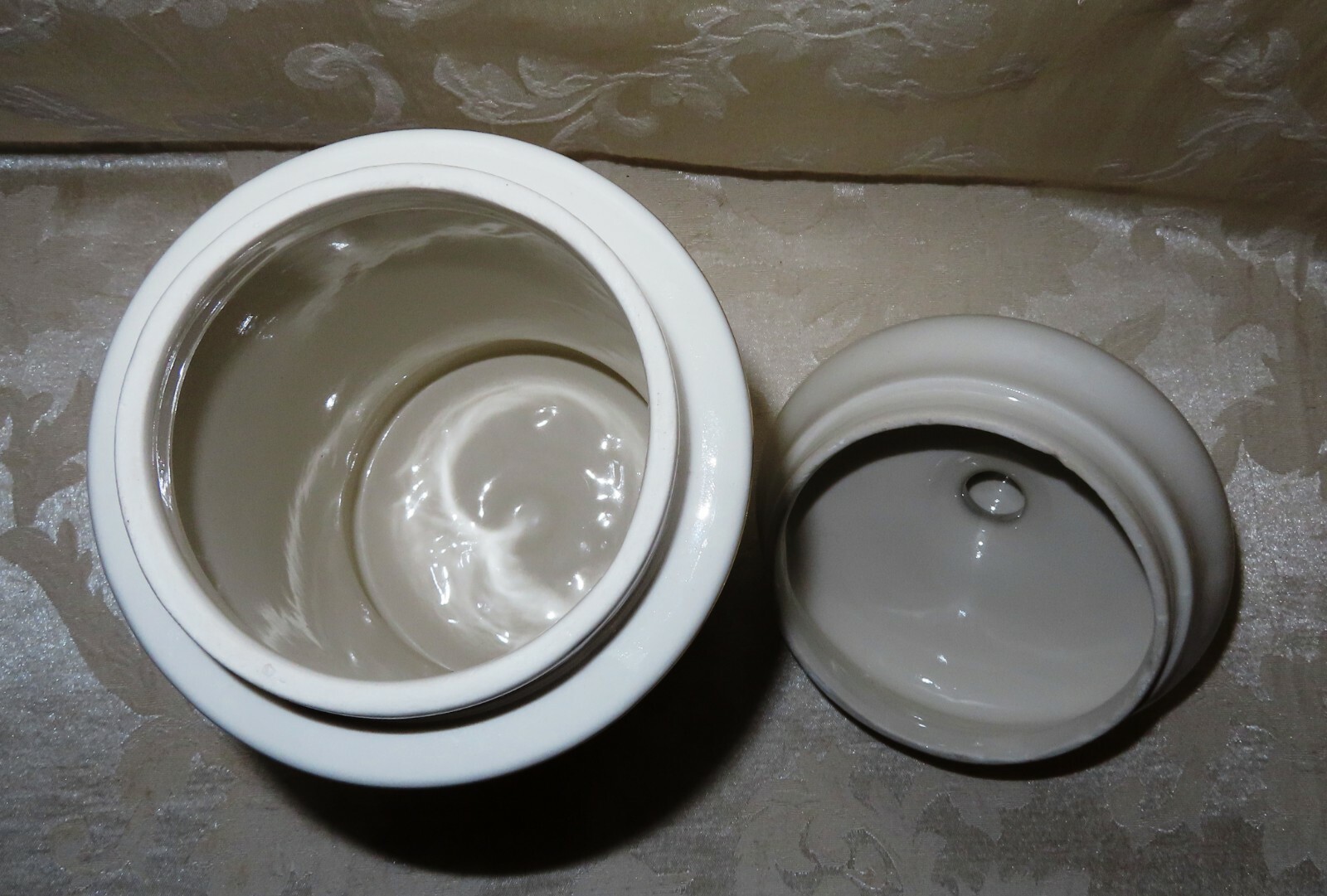 Apothecary Jar “Foliae Uva Ursi” Mid 1900’s Fine Porcelain 11.5 ” Height