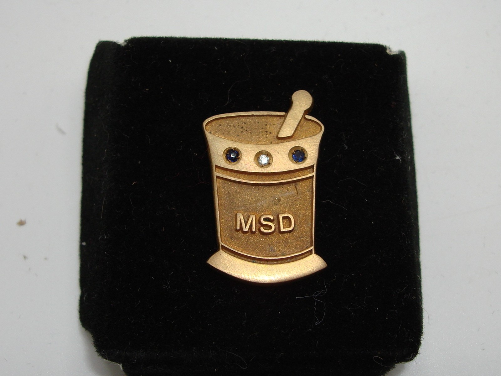 VINTAGE MERCK, SHARP & DOHME MORTAR & PESTLE PHARMACEUTICAL AWARD TIE TAC!
